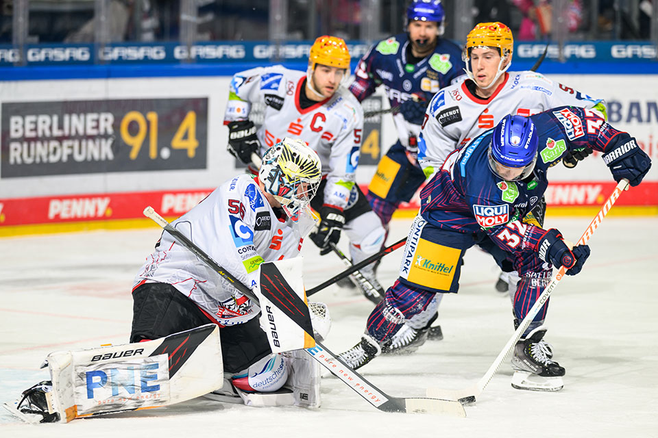 Maximilian Franzreb von den Fischtown Pinguins und Kevin Clark von den Eisbren Berlin.