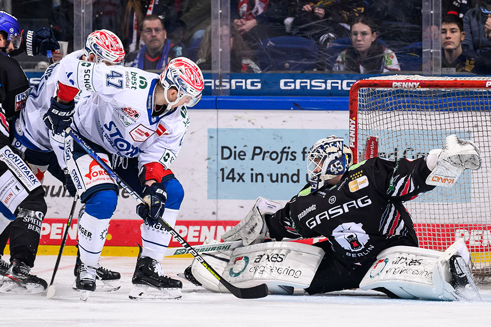 Alexander Karachun von den Schwenninger Wild Wings und Tobias Ancicka von den Eisbren Berlin.