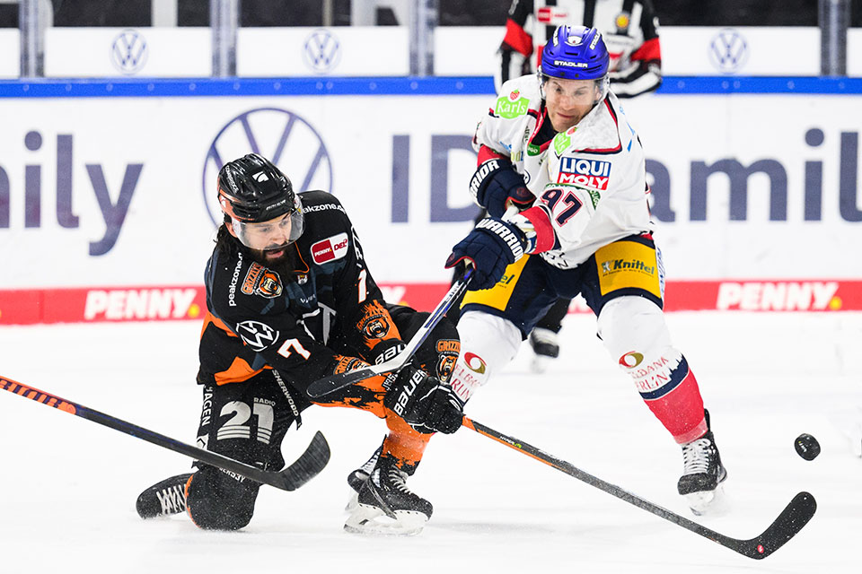 Dominik Bittner von den Grizzlys Wolfsburg und Matt White von den Eisb�ren Berlin.