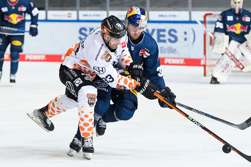Spencer Machacek von den Grizzlys Wolfsburg und Nicolas Appendino von Red Bull M�nchen.