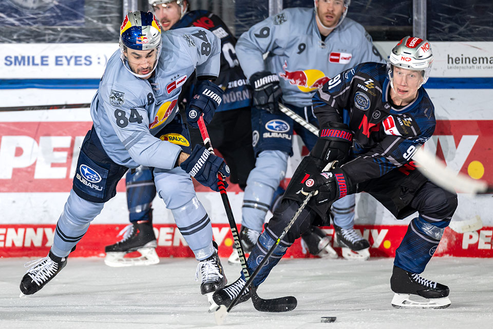 Trevor Parkes von Red Bull M�nchen und Elis Hede von den N�rnberg Ice Tigers.