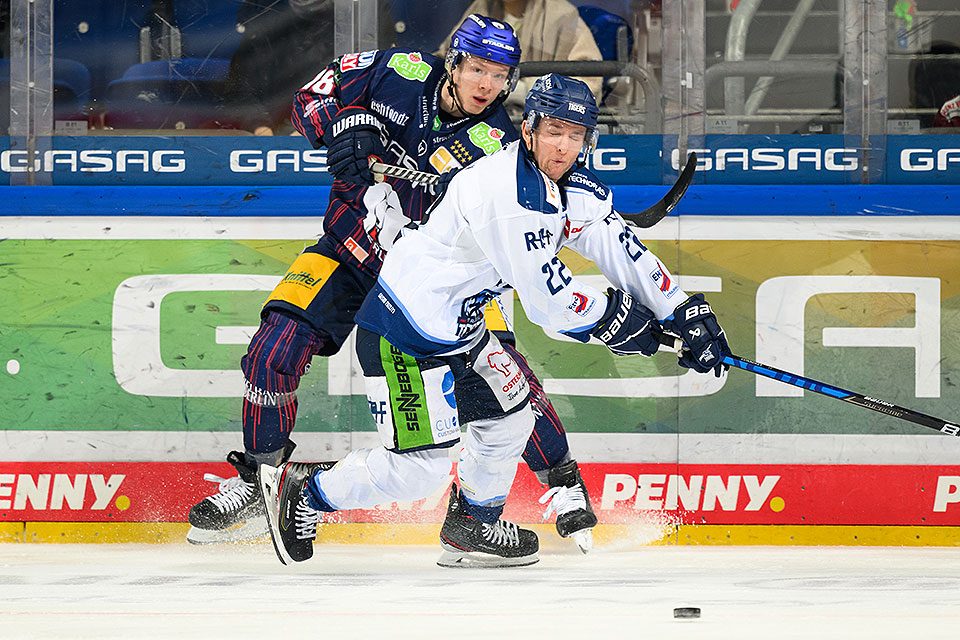 Jonas Mller von den Eisbren Berlin und Mike Connolly von den Straubing Tigers.