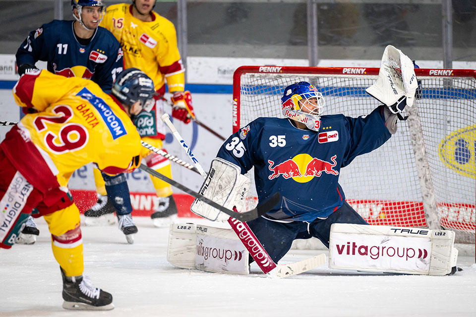 M�nchens Torwart Mathias Niederberger gegen D�sseldorfs Alexander Barta.