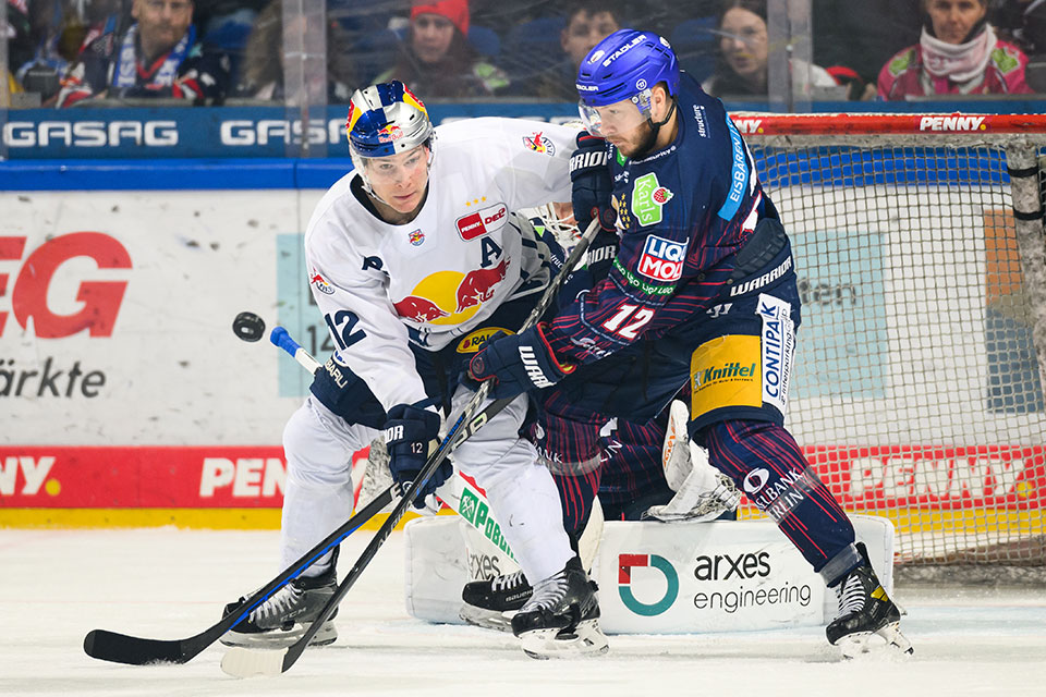 Ben Smith von Red Bull Mnchen und Eric Mik von den Eisbren Berlin.