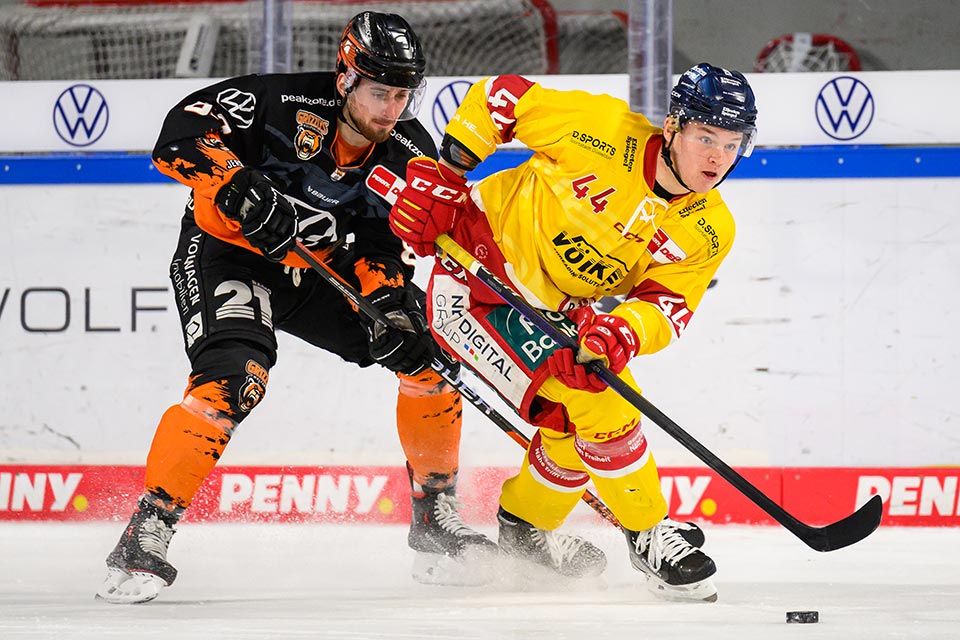 Philipp Mass von den Grizzlys Wolfsburg und Josef Eham von der Dsseldorfer EG.