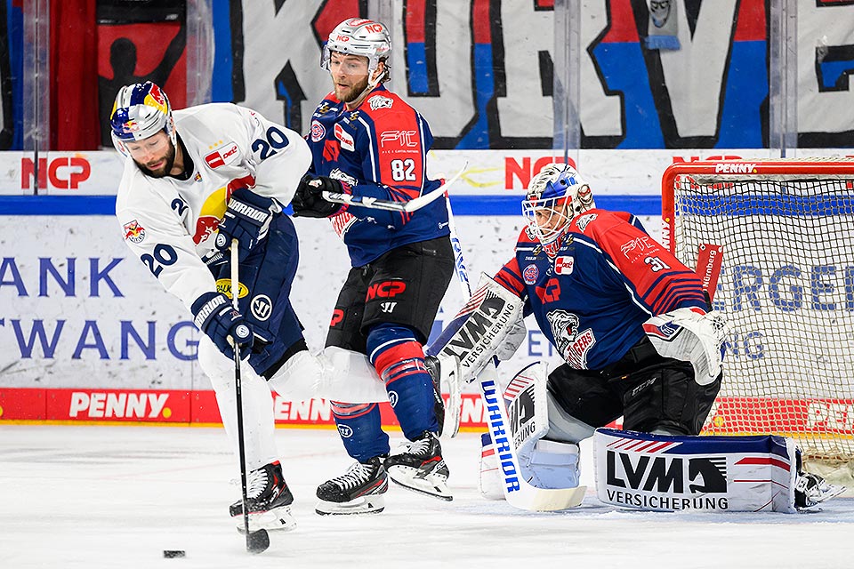 (L-R) Andreas Eder von Red Bull M�nchen, Hayden Shaw und Niklas Treutle von den N�rnberg Ice Tigers.