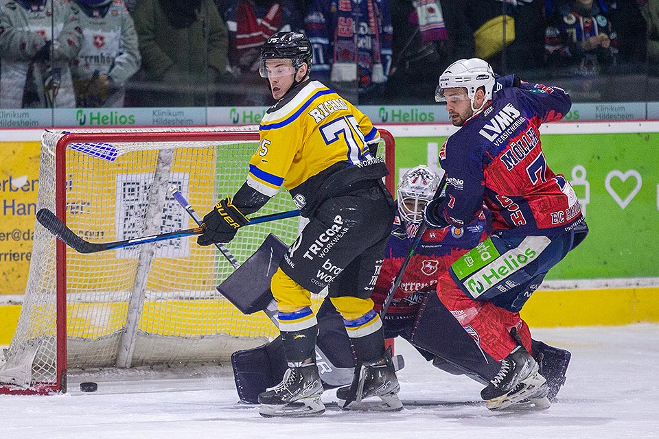 Torwart David Miserotti-Bttcher und Tobias Mller knnen nicht verhindern, dass der Puck im eigenen Tor landet.