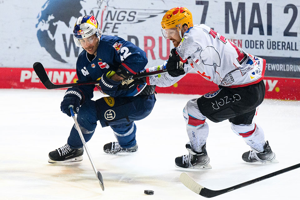 Yasin Ehliz von Red Bull Mnchen und Phillip Bruggisser von den Fischtown Pinguins.