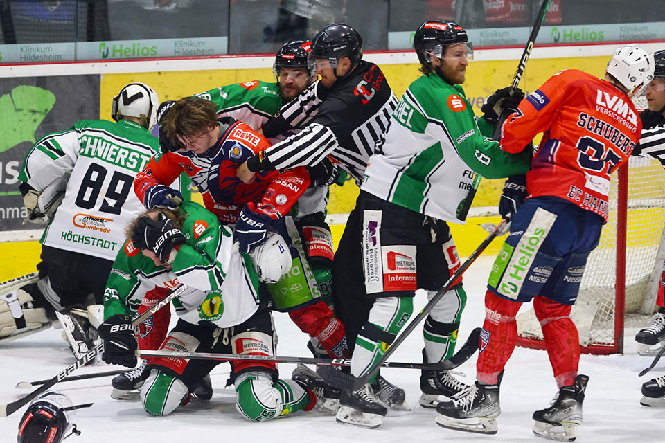 Handfeste Auseinandersetzung beim Spiel Hannover gegen Hchstadt.