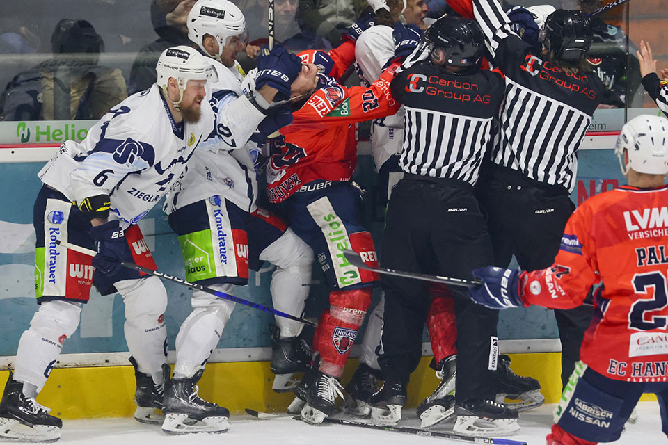 Handfeste Auseinandersetzung zwischen den Hannover Indians und den Blue Devils Weiden.