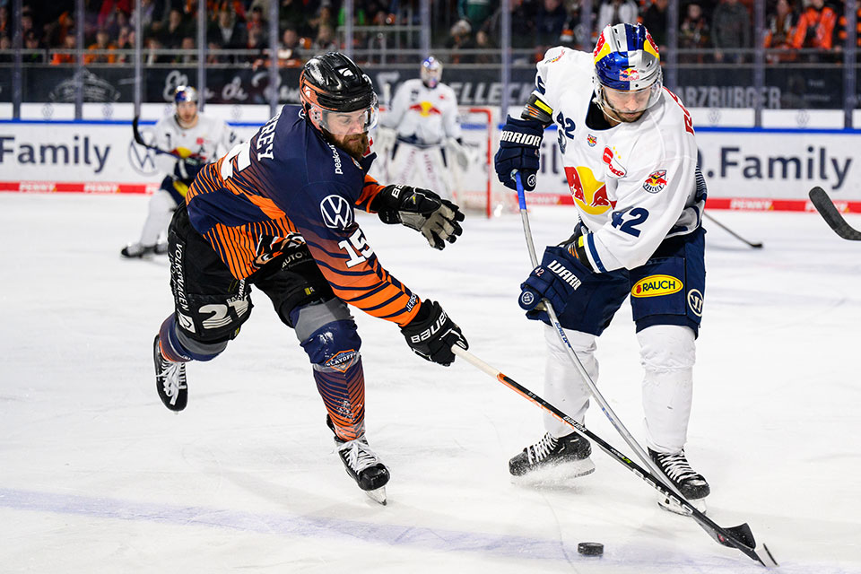 Dustin Jeffrey von den Grizzlys Wolfsburg und Yasin Ehliz von Red Bull Mnchen.