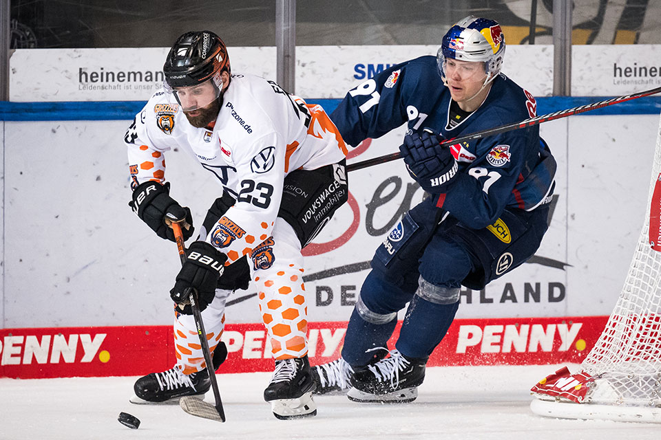 Gerrit Fauser von den Grizzlys Wolfsburg wird verfolgt von Filip Varejcka von Red Bull Mnchen.