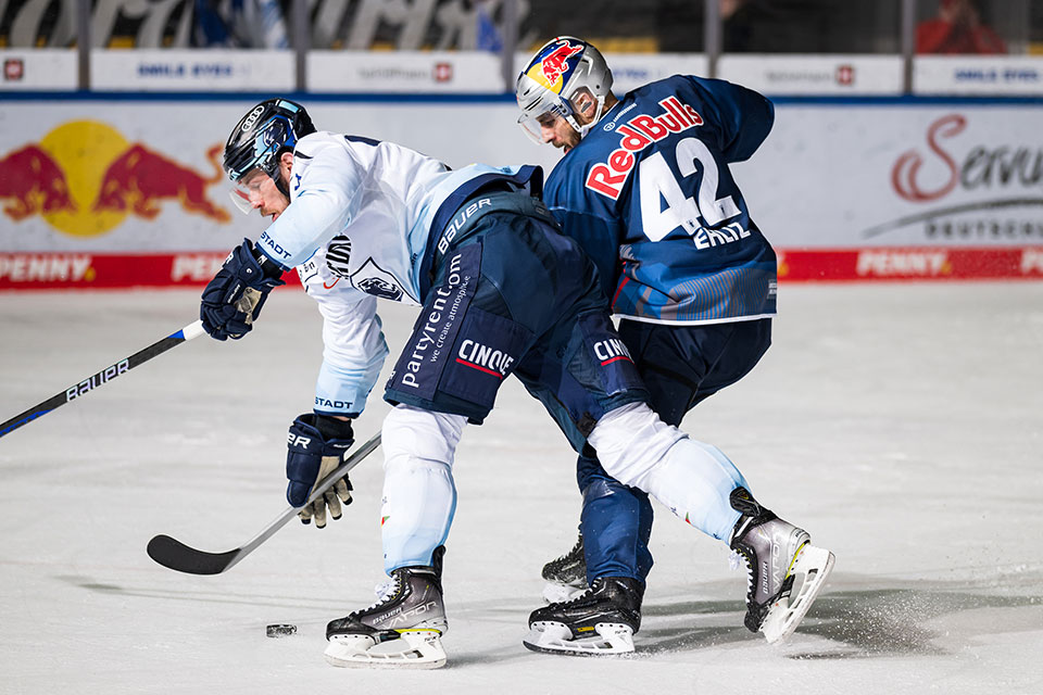 (Rechts im Bild) Yasin Ehliz von Red Bull Mnchen whrend des Spiels zwischen Red Bull Mnchen und dem ERC Ingolstadt.