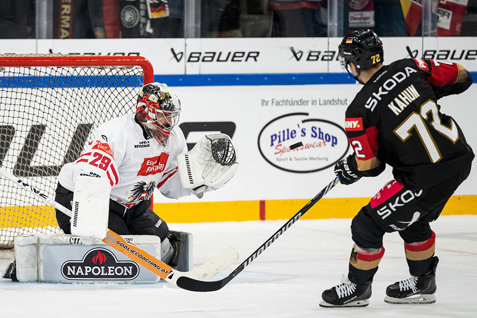 Bernhard Starkbaum von Team sterreich und Dominik Kahun von Team Deutschland.