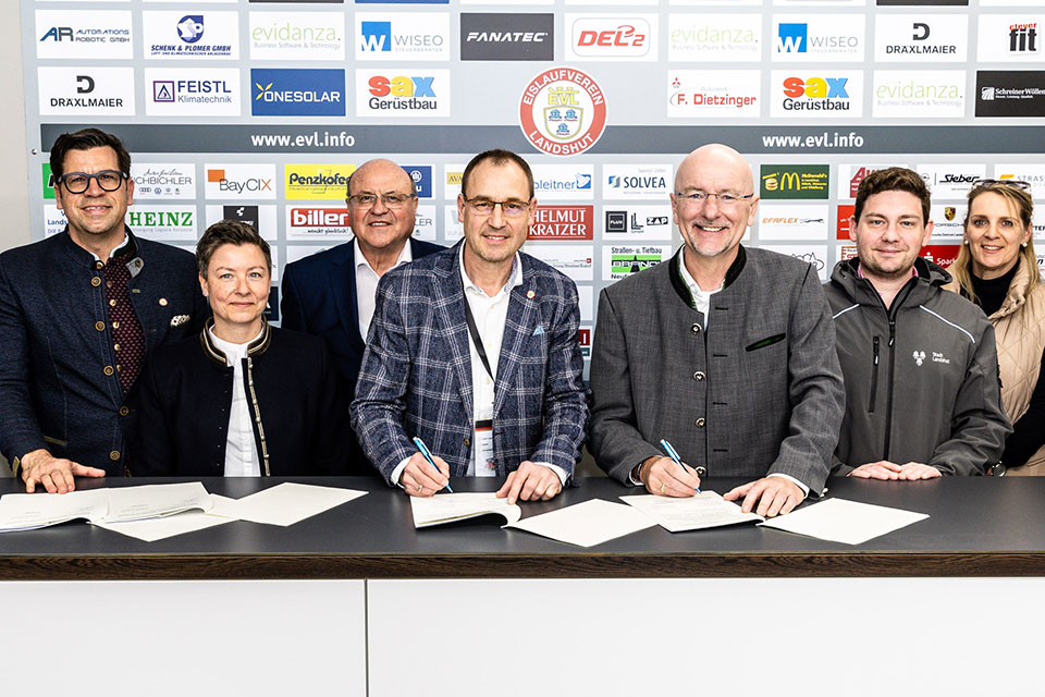 Oberbürgermeister Alexander Putz und EVL-Geschäftsführer Ralf Hantschke unterzeichnen den neuen Vertrag.