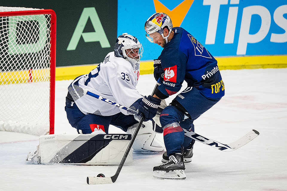 Lukas Klimes von Vitkovice Ridera und Patrick Hager von Red Bull München. Lukas Klimes von Vitkovice Ridera und Patrick Hager von Red Bull München.