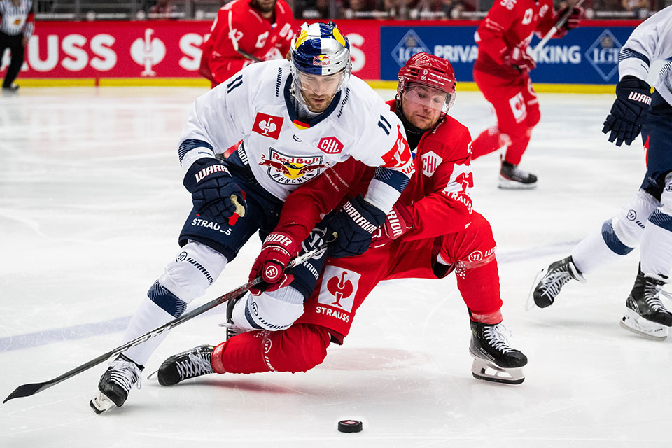 Markus Eisenschmid von Red Bull München und Marian Adamek von HC Ocelari Trinec. Markus Eisenschmid von Red Bull München und Marian Adamek von HC Ocelari Trinec.