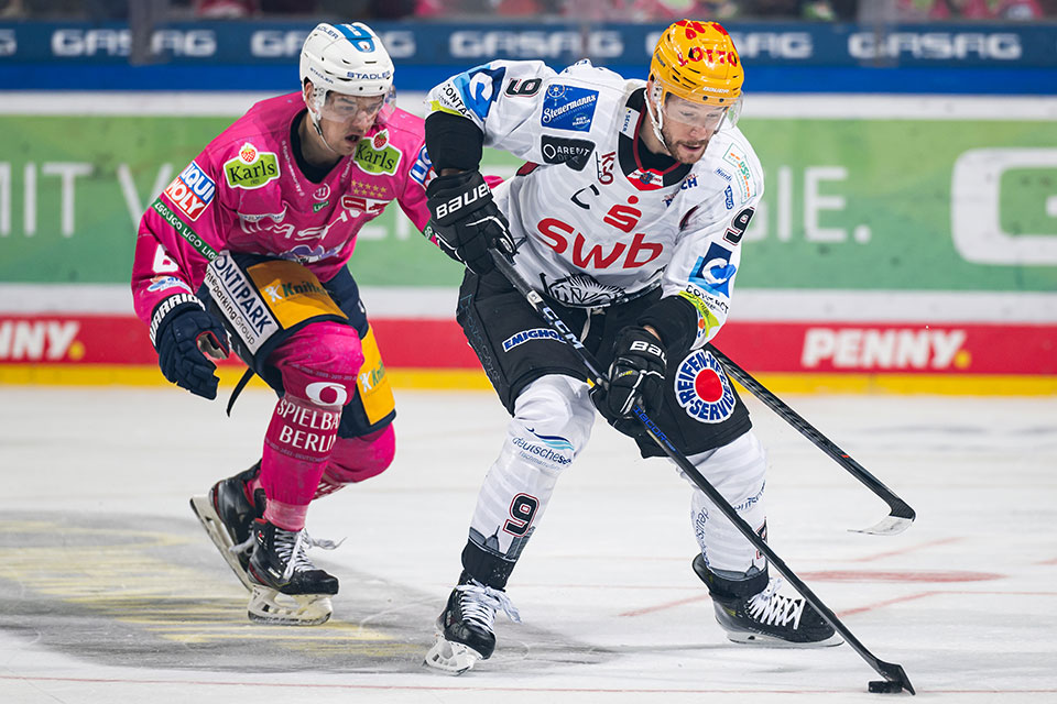 Jan Urbas von den Pinguins Bremerhaven whrend des Spiels zwischen den Eisbren Berlin und den Fischtown Pinguins.