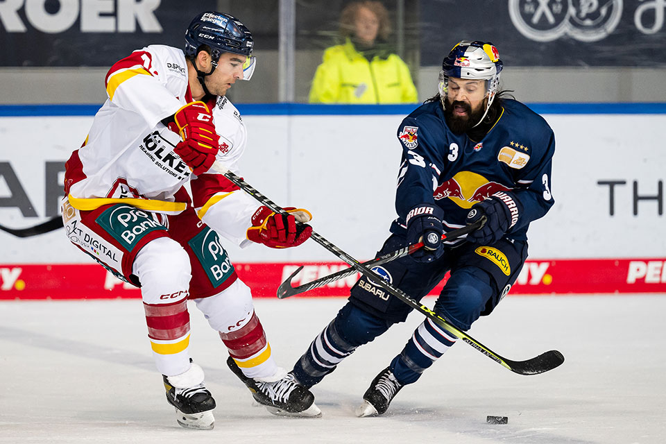 Kenny Agostino von der Dsseldorfer EG und Dominik Bittner von Red Bull Mnchen.