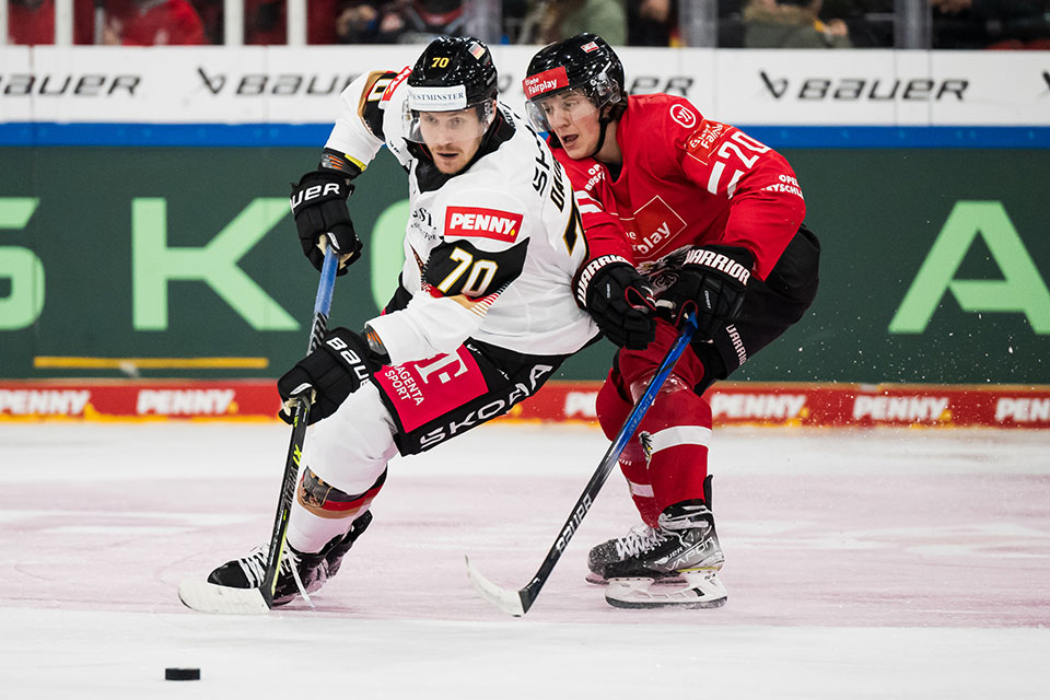 Maximilian Daubner von Team Deutschland zieht vorbei an Vinzenz Rohrer von Team sterreich.