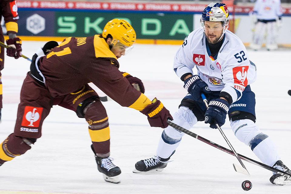 Tim Berni von Geneve-Servette und Patrick Hager von Red Bull Mnchen.