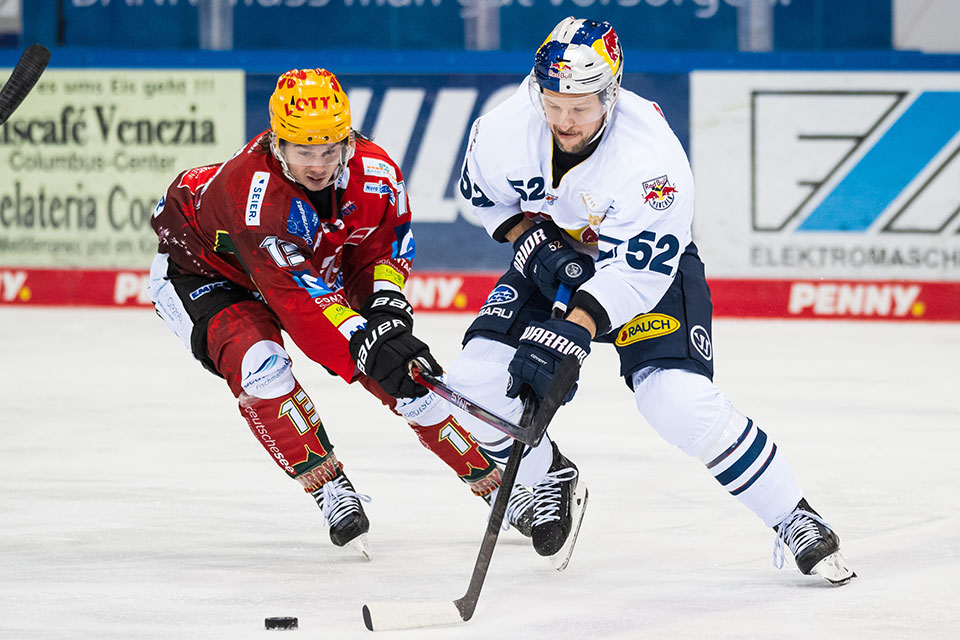 Ziga Jeglic von den Pinguins Bremerhaven und Patrick Hager von Red Bull Mnchen.