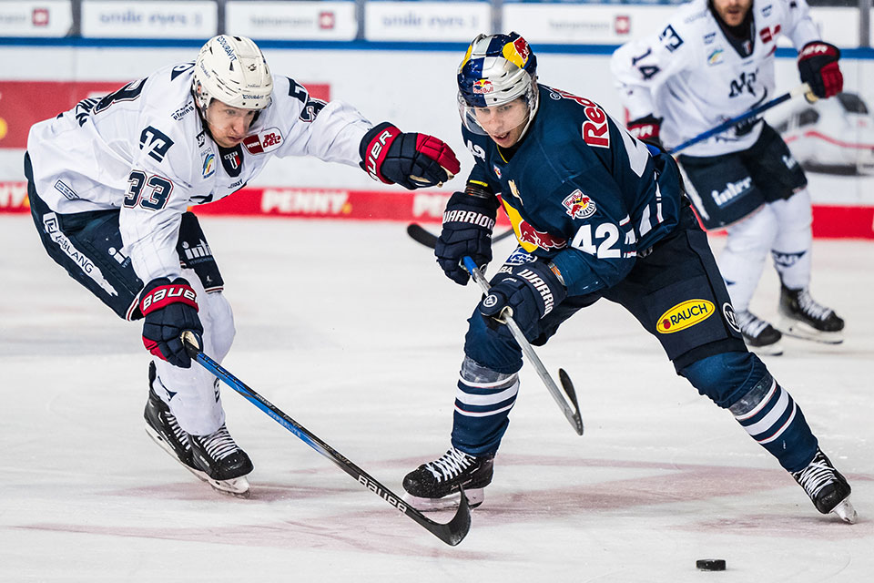 Markus H�nnik�inen von den Adler Mannheim und Yasin Ehliz von Red Bull M�nchen.