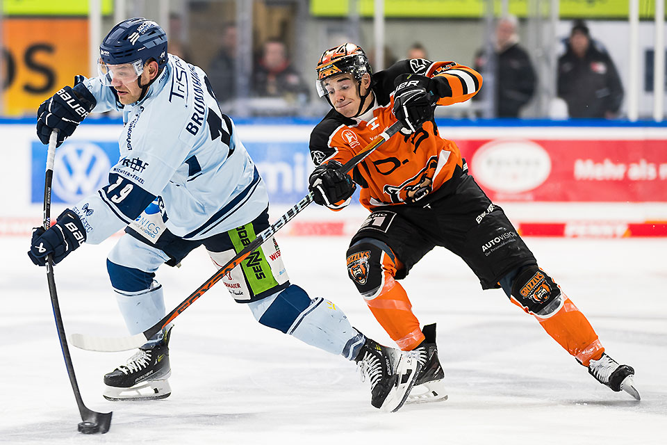 Tim Brunnhuber von den Straubing Tigers gegen Jean-Christophe Beaudin von den Grizzlys Wolfsburg.