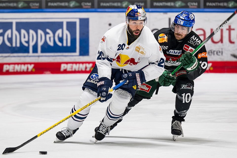 Andreas Eder von Red Bull Mnchen fhrt den Puck vor Chris Collins von den Augsburger Panthern.