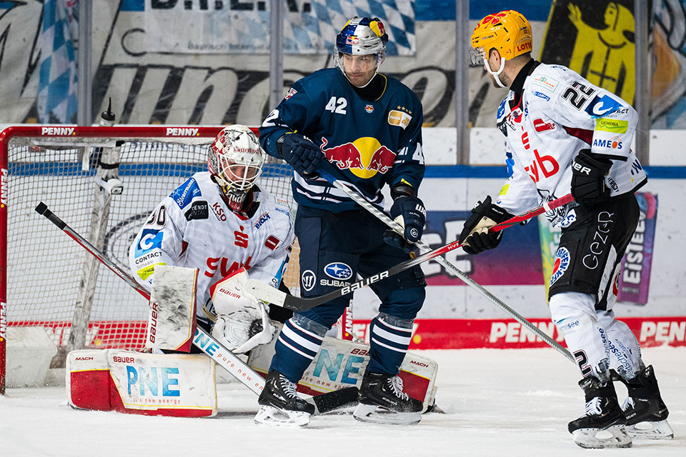 (L-R) Kristers Gudlevskis von den Pinguins Bremerhaven, Yasin Ehliz von Red Bull Mnchen und Vladimir Eminger von den Pinguins Bremerhaven.