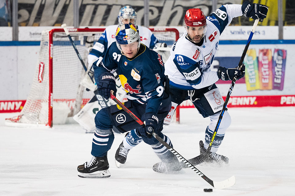 Filip Verejcka von Red Bull M�nchen und Daryl Boyle von den Schwenninger Wild Wings.