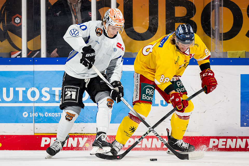 Julian Chrobot von den Grizzlys Wolfsburg und Torsten Ankert von der D�sseldorfer EG.
