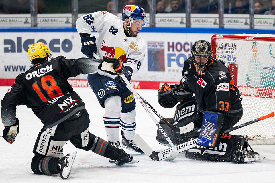 (L-R) Markus Lauridsen von den L�wen Frankfurt, Christopher DeSousa von Red Bull M�nchen und Julius Hudacek von den L�wen Frankfurt beim Tor zum 1:2.