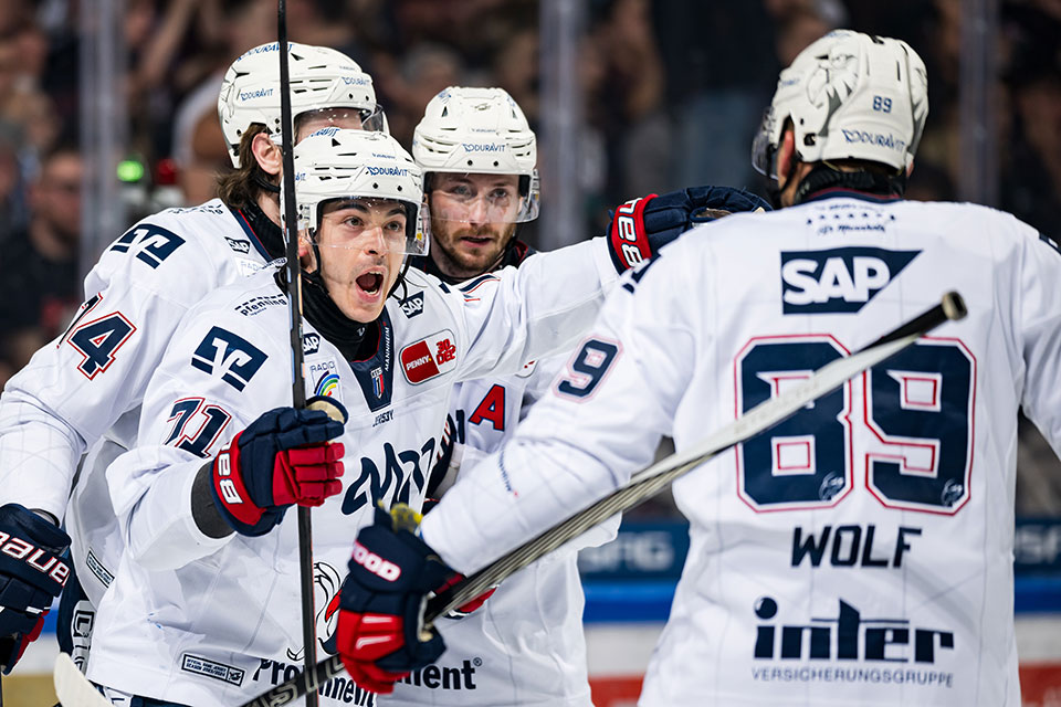 Mannheim feiert sechs Tore und den Ausw�rtssieg in Augsburg.