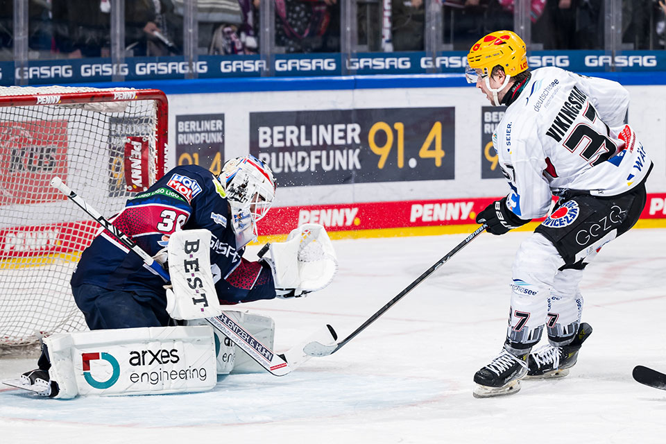 (L-R) Jake Hildebrand von den Eisbren Berlin und Markus Vikingstad von den Pinguins Bremerhaven.