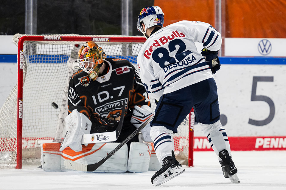 Christopher DeSousa von Red Bull München schießt das Tor zum 0:2. Christopher DeSousa von Red Bull München schießt das Tor zum 0:2.