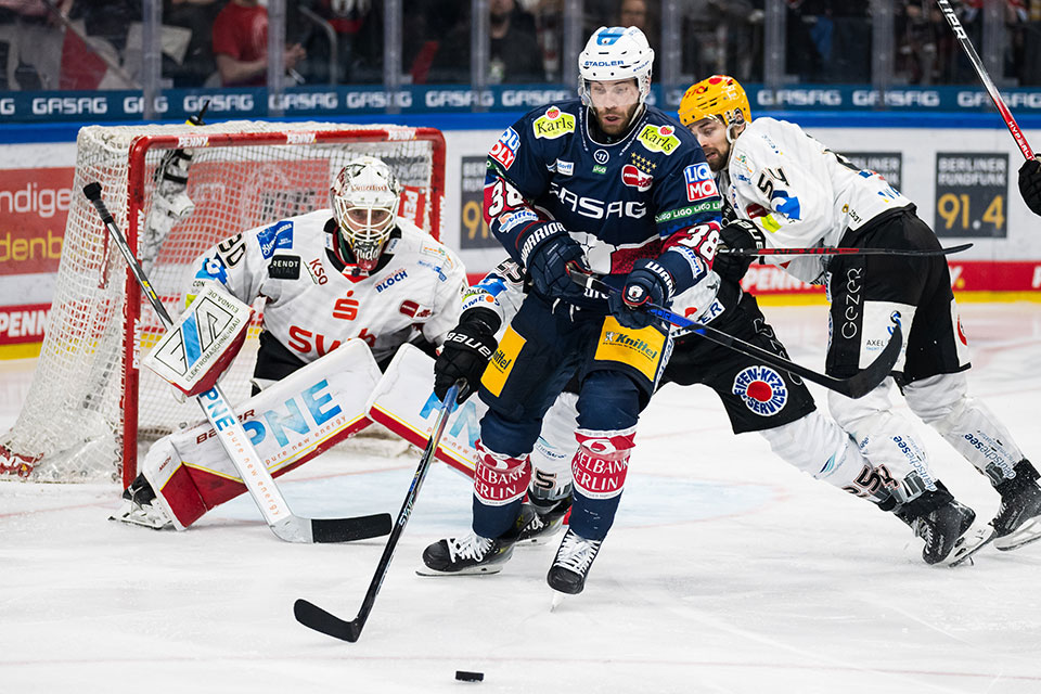 Kristers Gudlevskis von den Pinguins Bremerhaven und Yannick Veilleux von den Eisbären Berlin. Kristers Gudlevskis von den Pinguins Bremerhaven und Yannick Veilleux von den Eisbären Berlin.