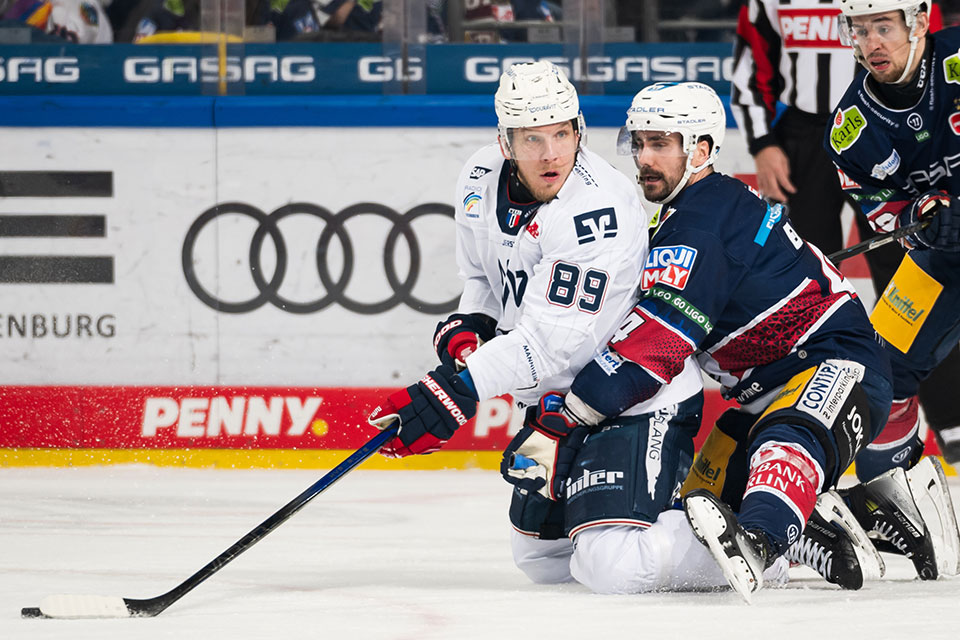 David Wolf von den Adler Mannheim und Morgan Ellis von den Eisb�ren Berlin im Zweikampf.