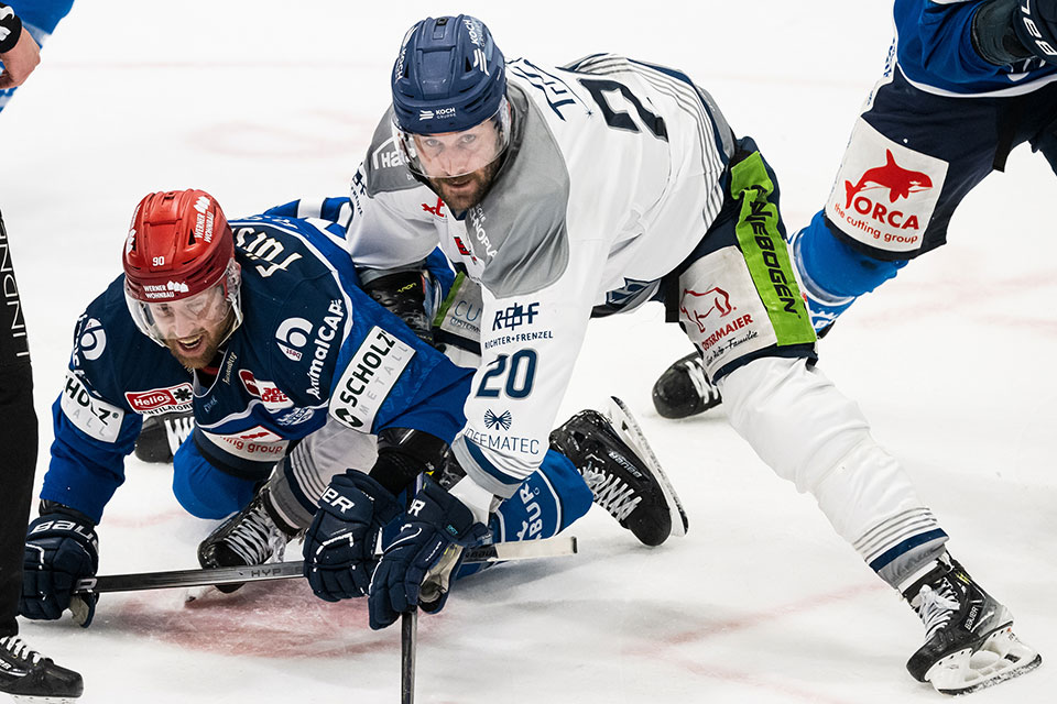 Tylor Spink von den Schwenninger Wild Wings und Justin Scott von den Straubing Tigers im Zweikampf.