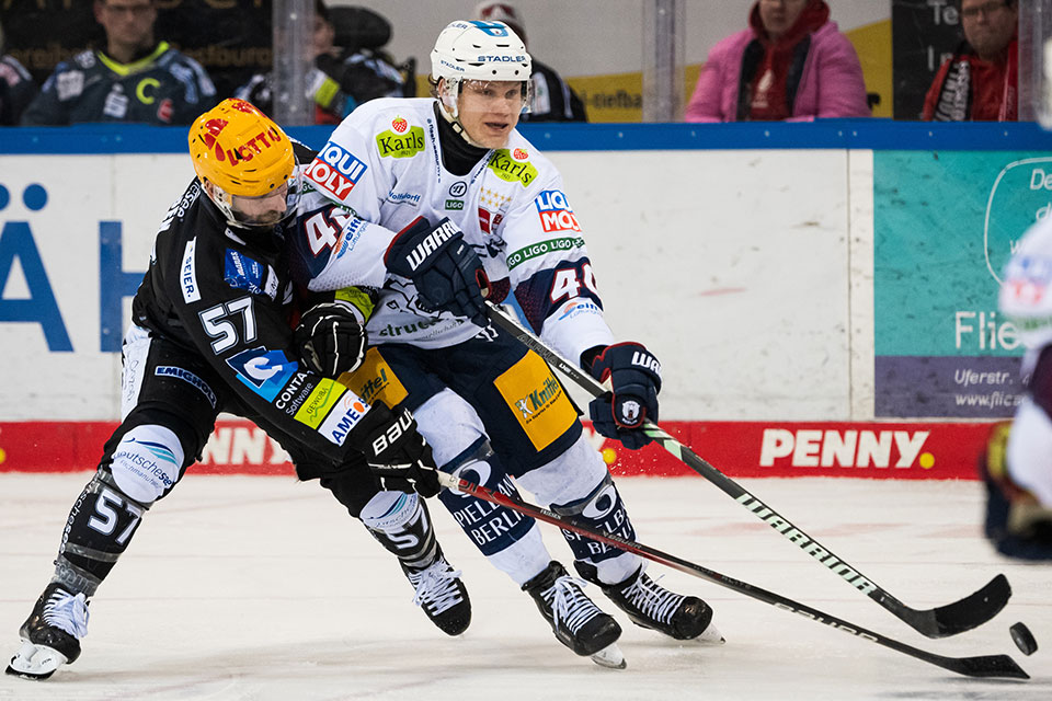 Alex Friesen von den Pinguins Bremerhaven und Korbinian Geibel von den Eisb�ren Berlin.