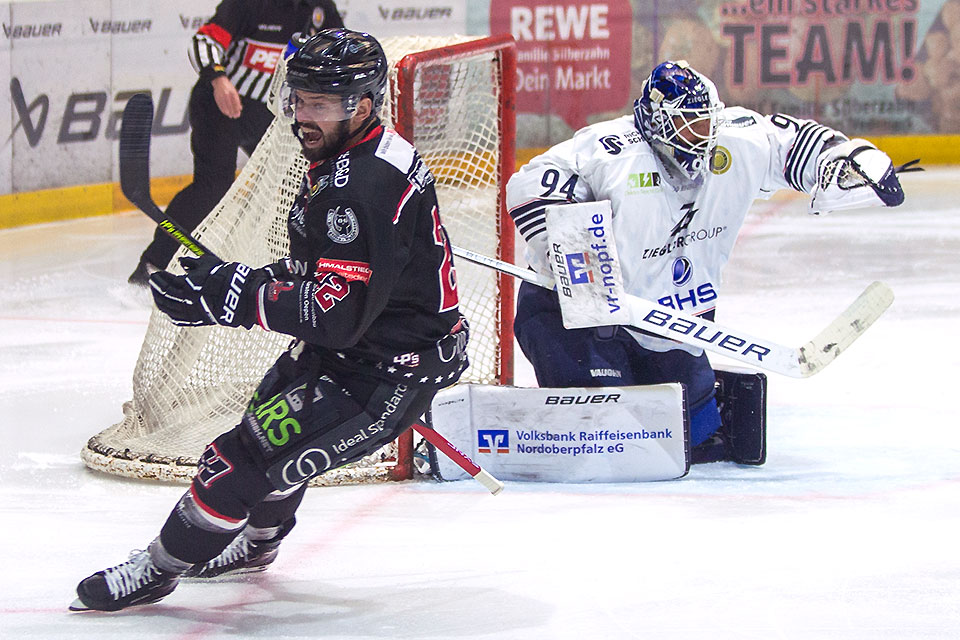 Dylan Wruck bejubelt das frühe 1:0 für die Scorpions.