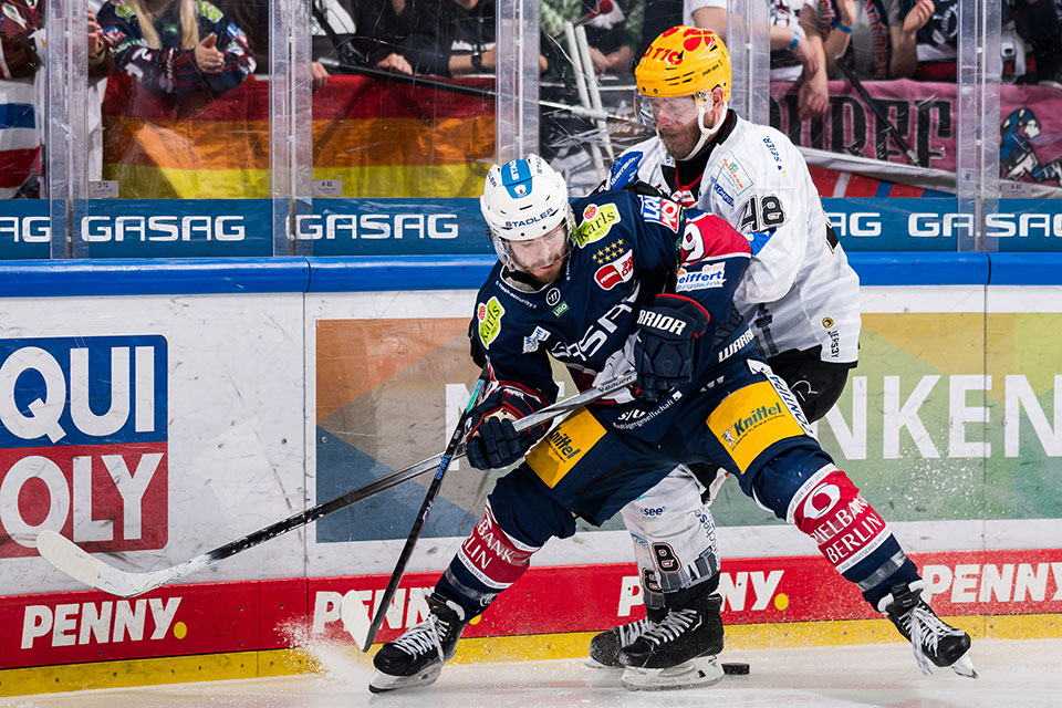 Ty Ronning von den Eisbren Berlin und Nicholas B. Jensen von den Pinguins Bremerhaven im Zweikampf.