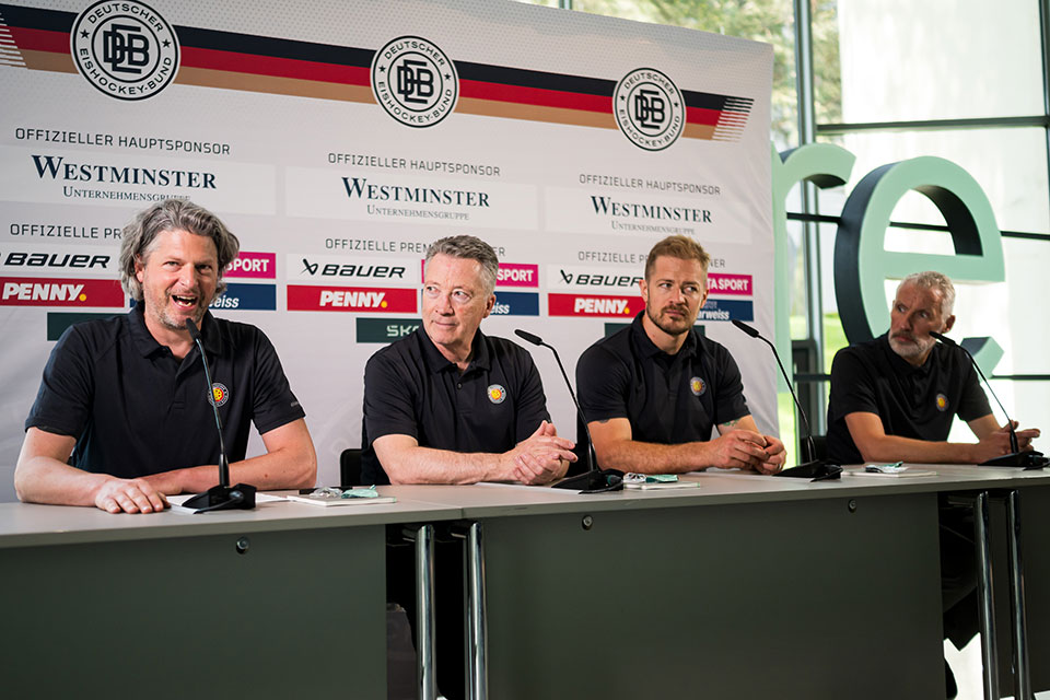 (L-R) Matthias Scholze, Trainer Harold Kreis, Moritz Mller und Sportdirektor Christian Knast.