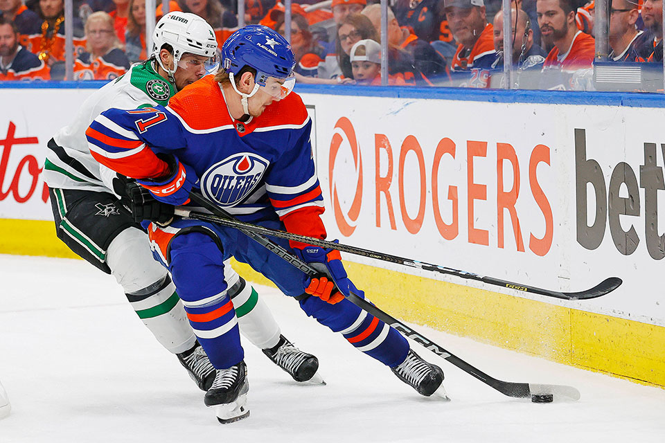 Edmontons Ryan McLeod gegen Miro Heiskanen von den Dallas Stars.