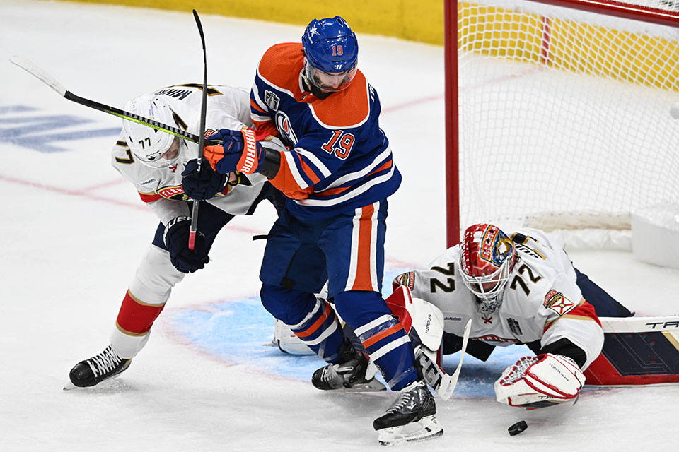 Torhter Sergei Bobrovsky sichert den Puck vor Adam Henrique.