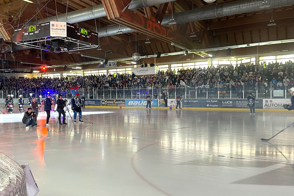 Die Hans Schröpf Arena. Die Hans Schröpf Arena.