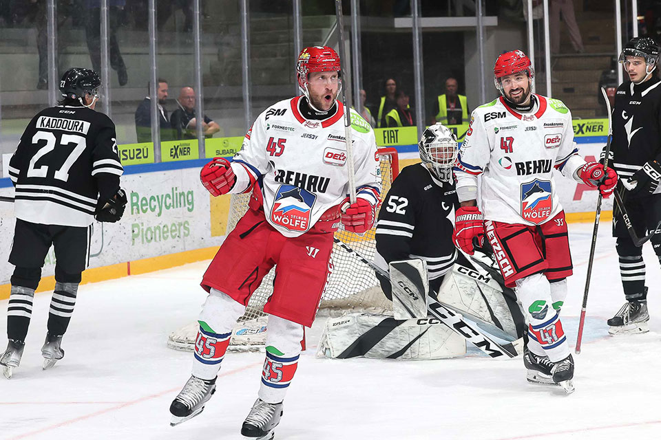 Jubel bei den Selber Wölfen beim Spiel gegen Carleton. Jubel bei den Selber Wölfen beim Spiel gegen Carleton.