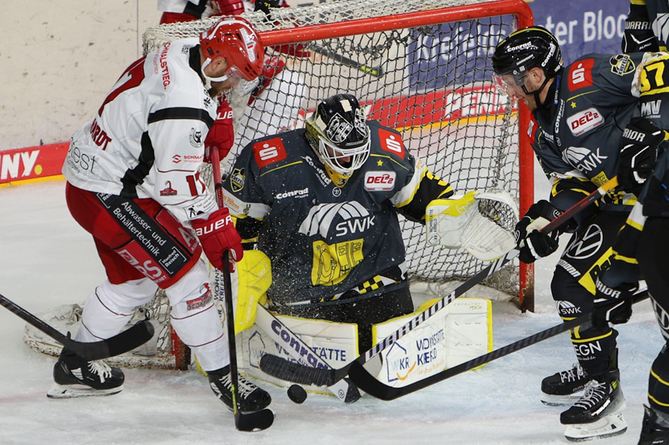 Spielszene Krefeld Pinguine gegen Hannover Scorpions. Spielszene Krefeld Pinguine gegen Hannover Scorpions.