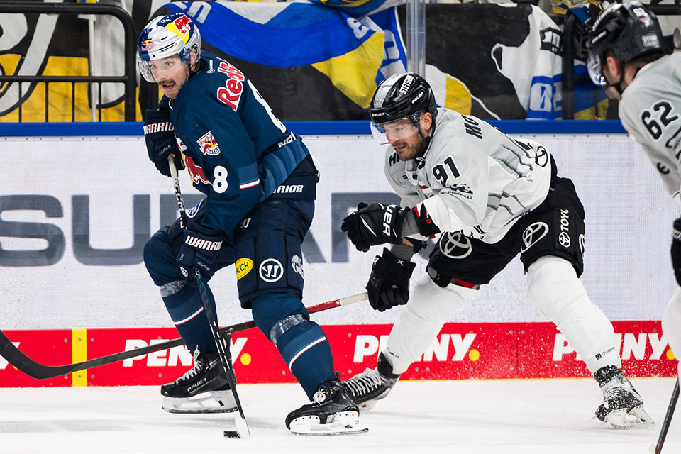 Tobias Rieder von Red Bull M�nchen und Moritz M�ller von den K�lner Haien.