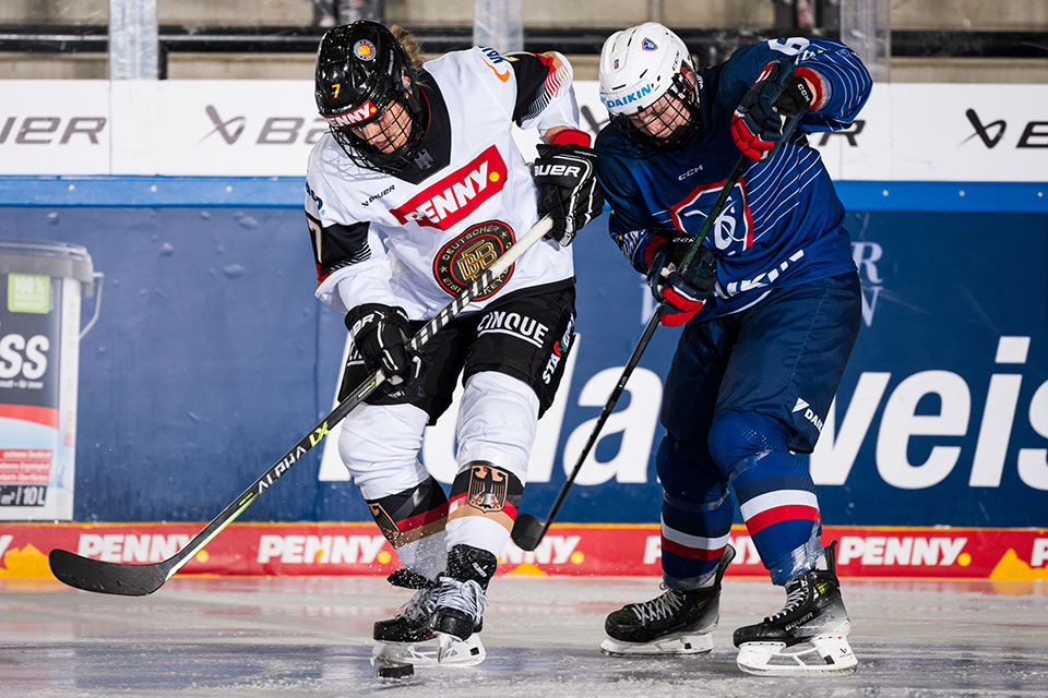 Franziska Feldmeier von Team Deutschland und Margot Huot Marchand von Team Frankreich im Zweikampf.